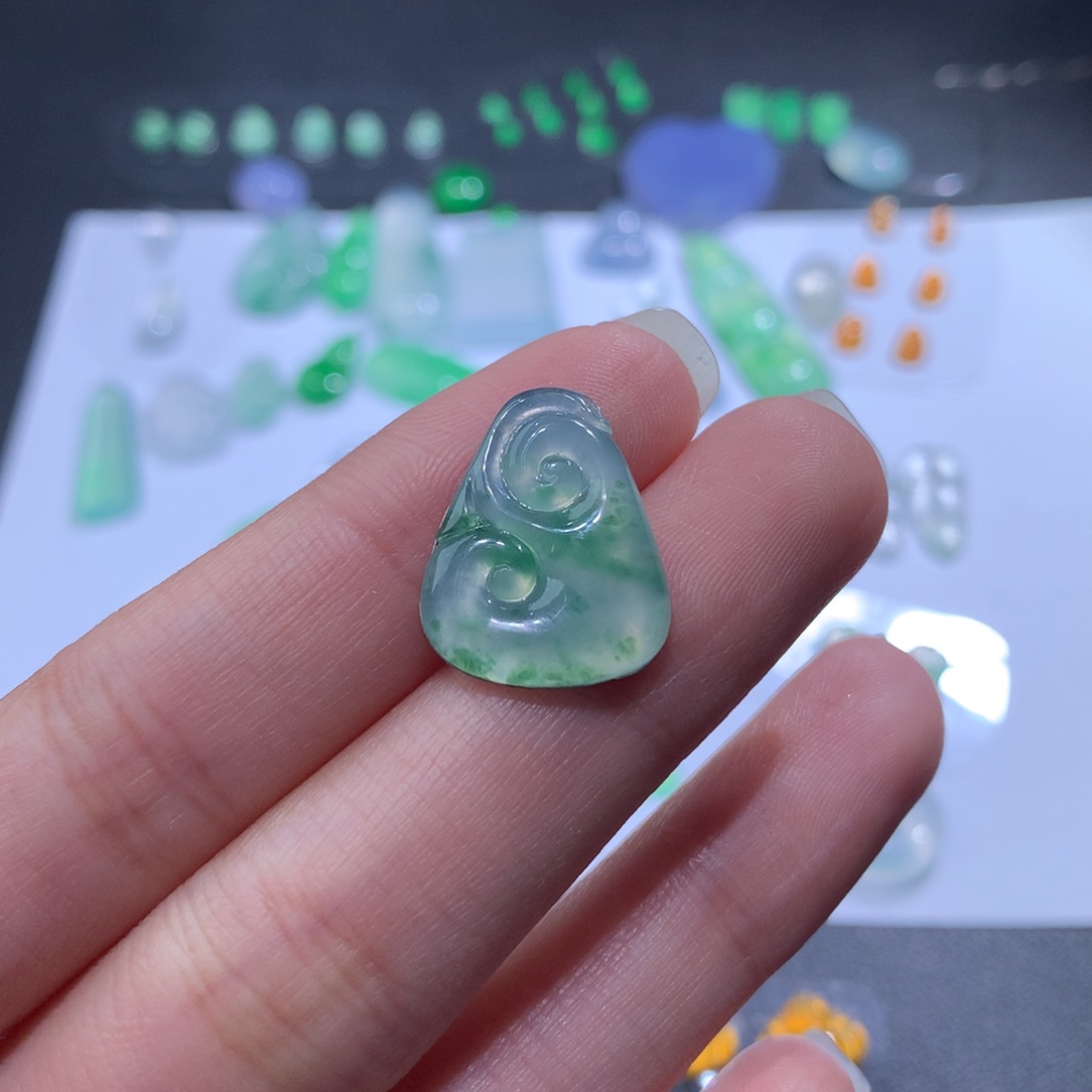 翡翠颈饰未镶嵌17.9 14.3 3.2