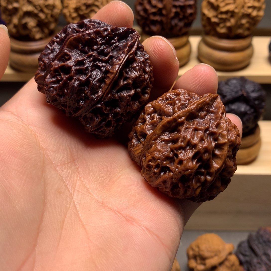 文玩核桃把件麒麟大花三棱佛肚