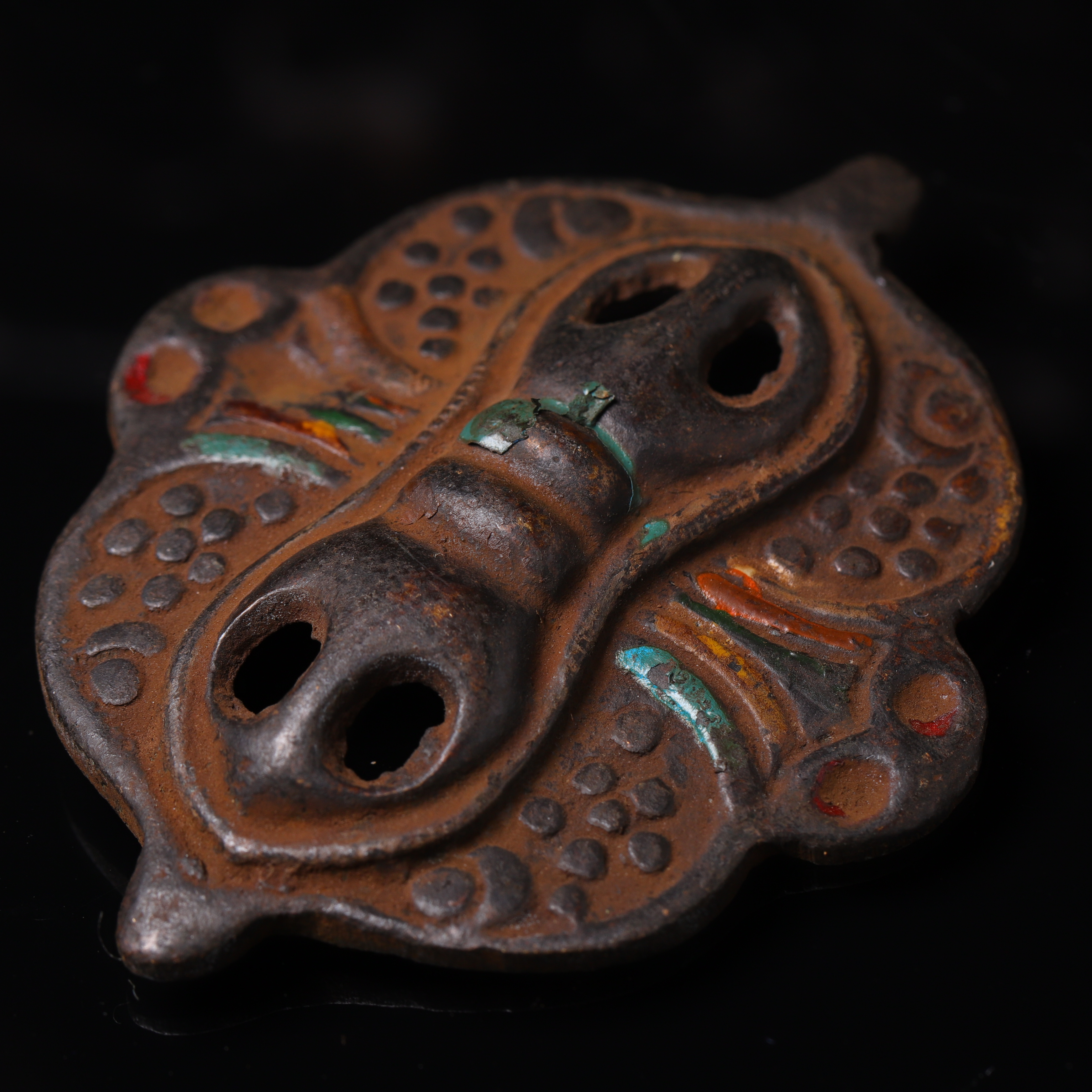 藏传刻纹佩饰把件