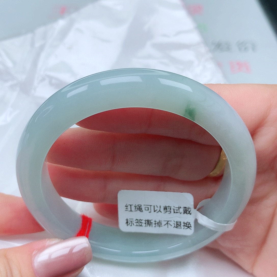 翡翠手镯未镶嵌阳***55圈。