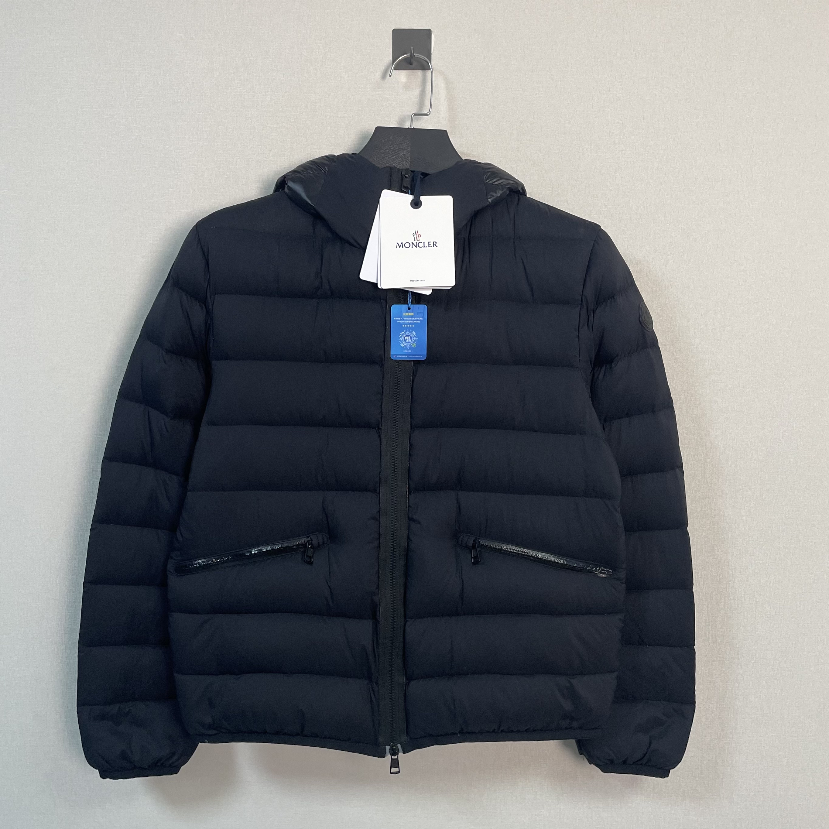 未使用 MONCLER 黑色徽标羽绒服/2码/带吊/价15000