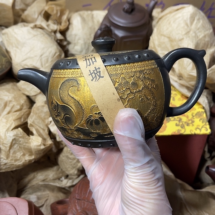 紫砂茶壶原矿泥料，手工制作的一把紫砂壶。