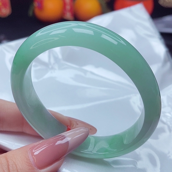 翡翠手镯未镶嵌56圈