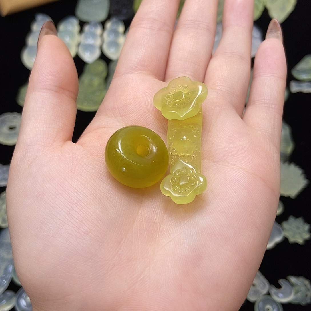 北***司蛇纹石玉未镶嵌颈饰