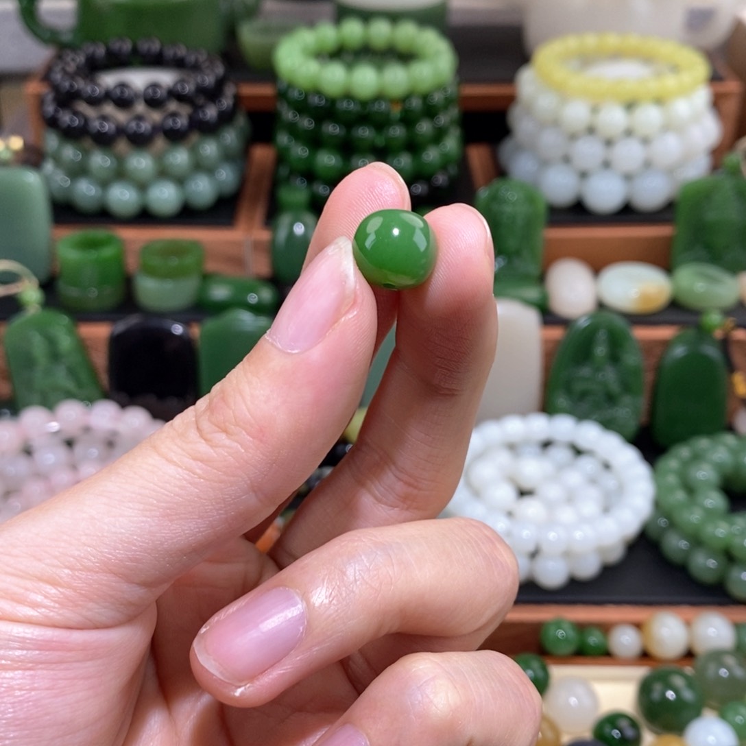 和田玉单珠未镶嵌七*卡11阳绿老型