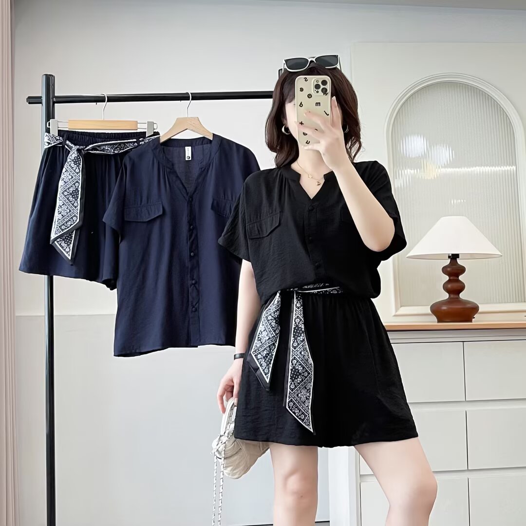 大码微胖显瘦减龄时尚丝巾装饰v领气质上衣阔腿短裤百搭遮肉套装