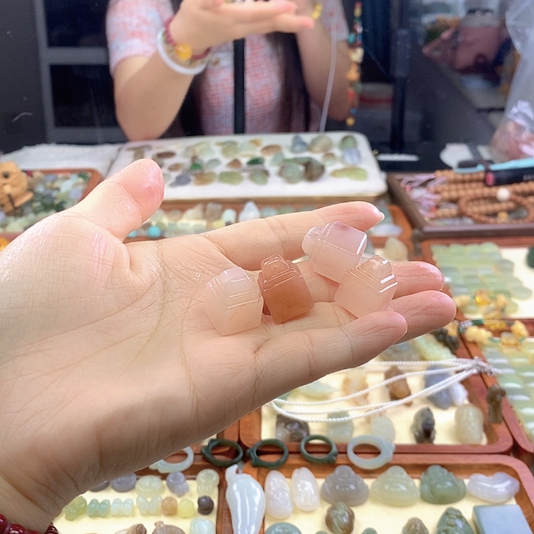 石英质玉合金颈饰