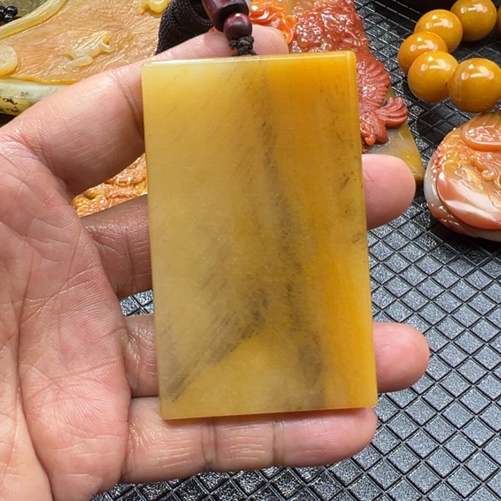 石英质玉（黄龙玉）颈饰未镶嵌