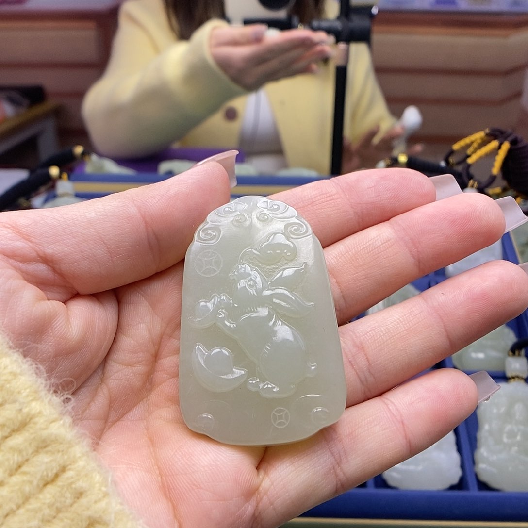 和田玉颈饰未镶嵌长****。