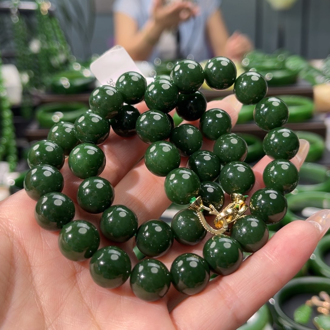 颈饰未镶嵌和田玉（碧玉）