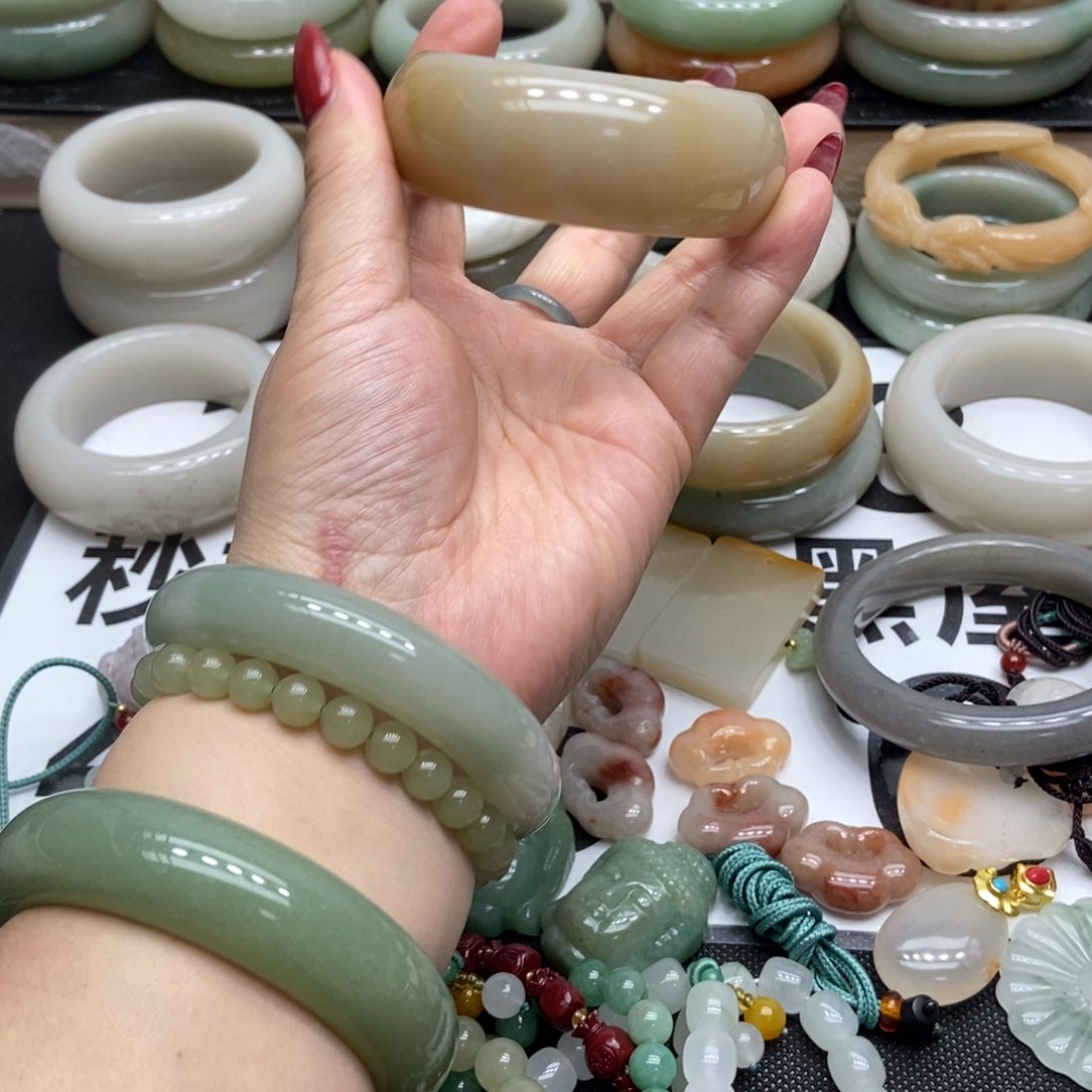 石英质玉手镯未镶嵌?