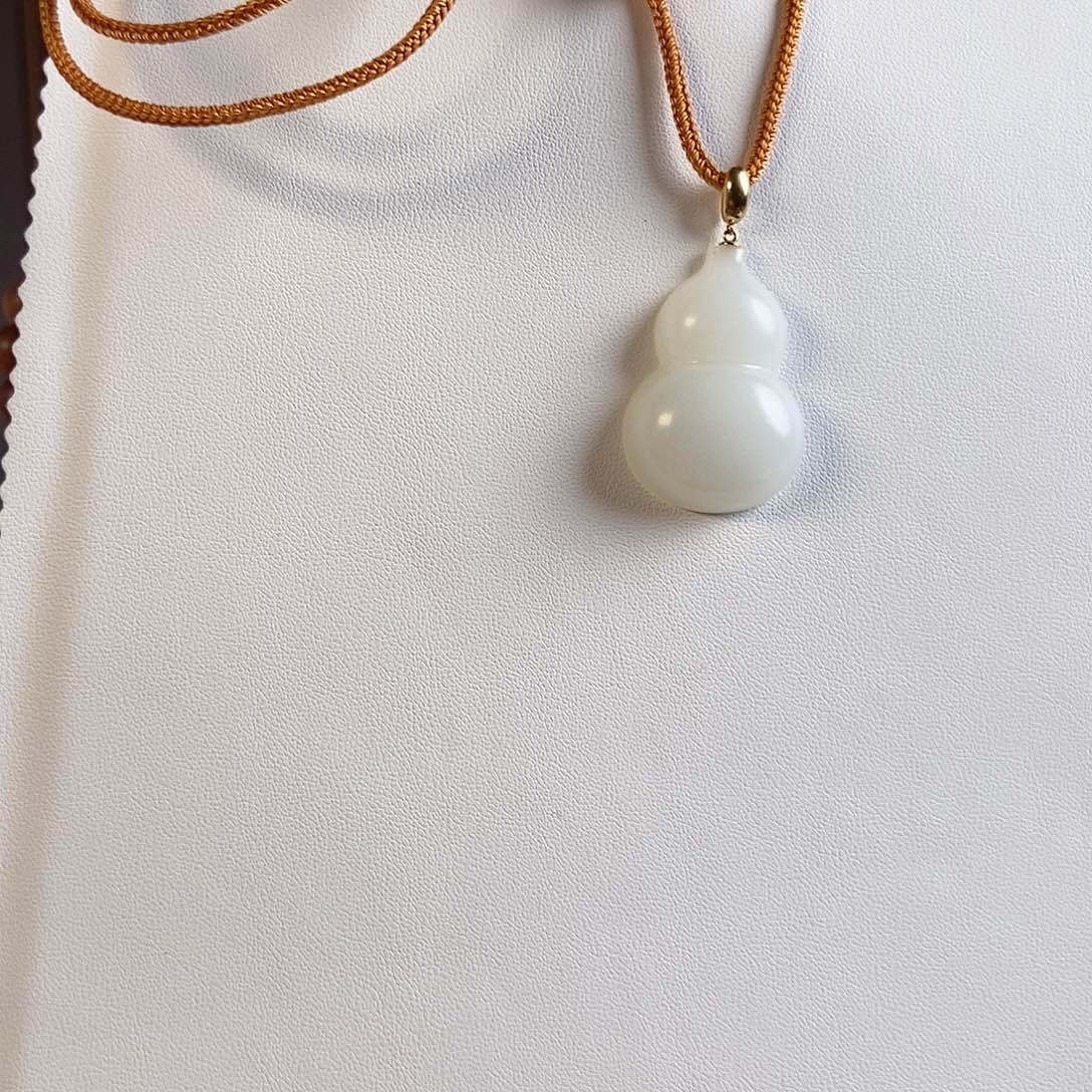 颈饰18K金镶嵌和田玉