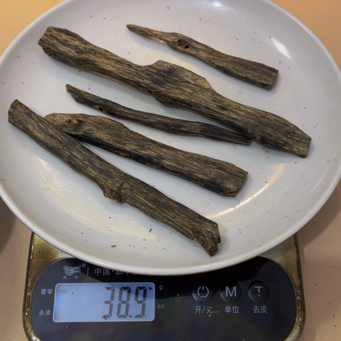 摆件沉香木红骨凹身高油树枝油38克