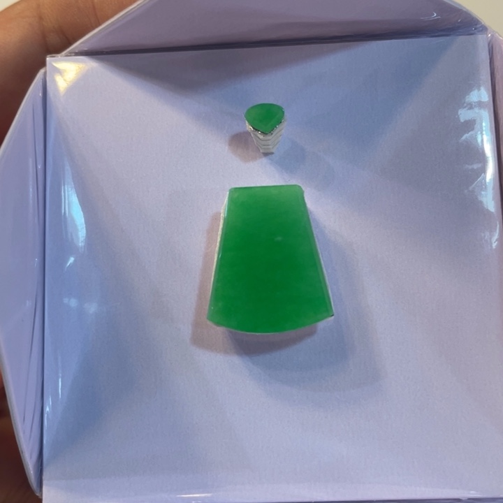 翡翠未镶嵌颈饰无事牌