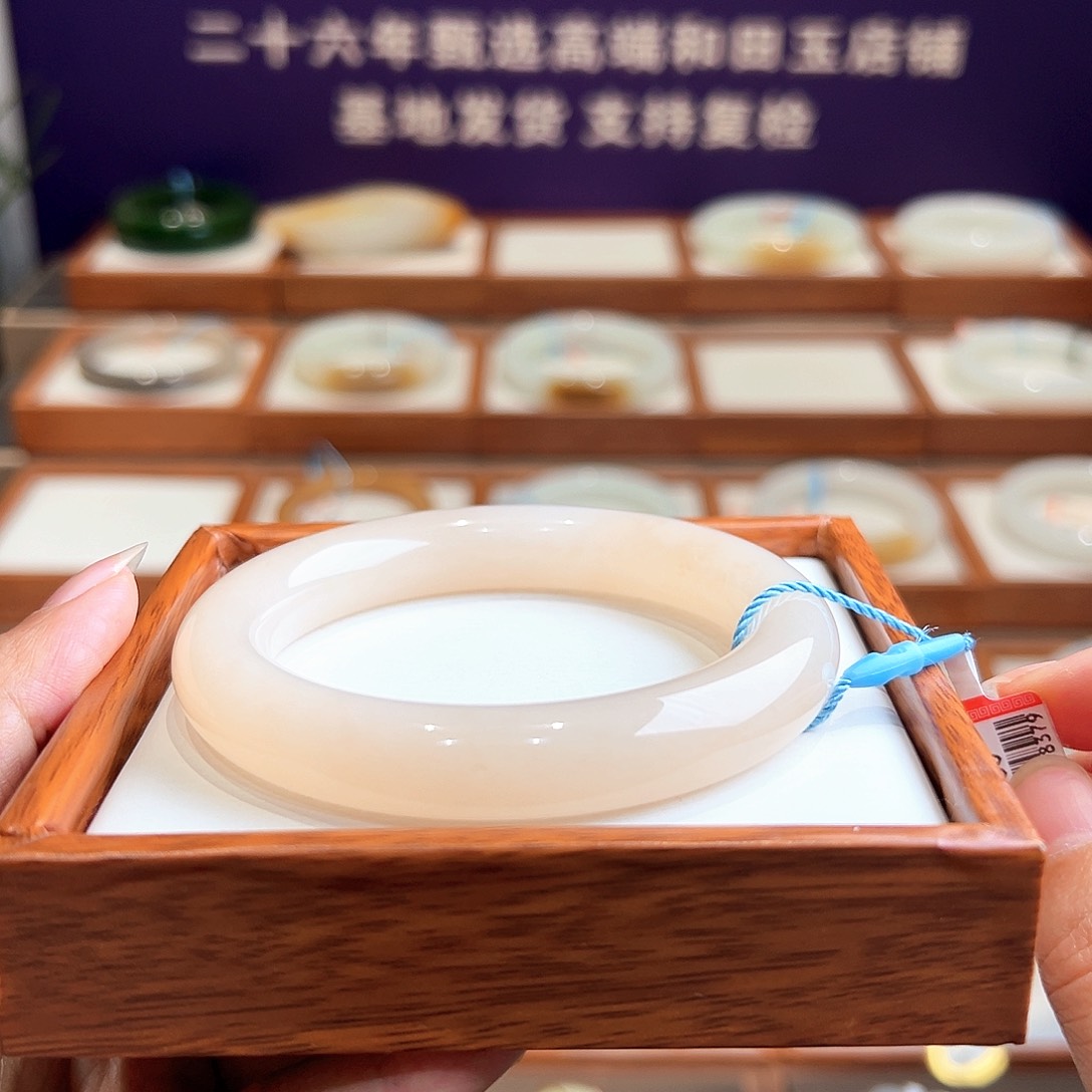 和田玉手镯58/57未镶嵌木**妈