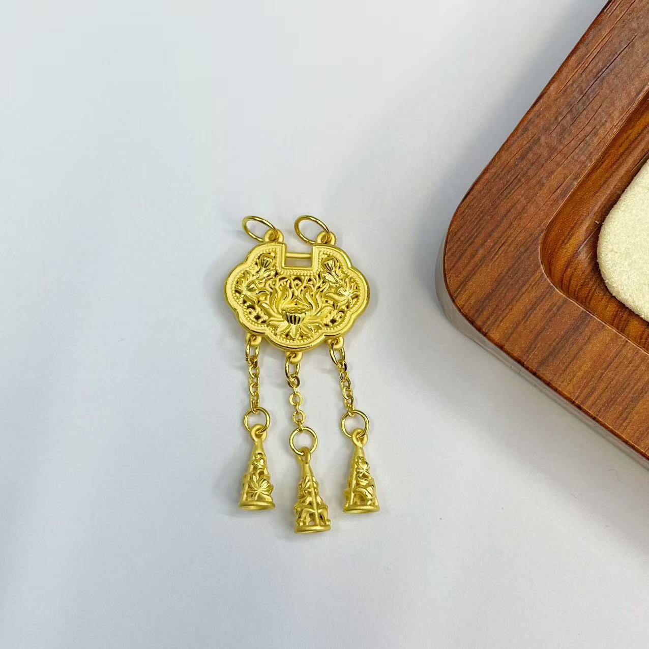 辉通黄金足金999莲花平安锁DP2517-02580