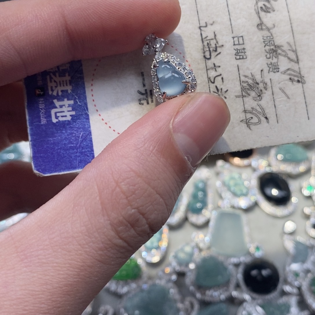 翡翠颈饰未镶嵌翡翠