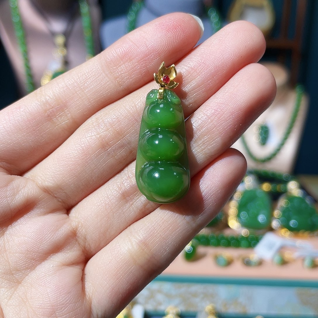 和田玉（碧玉）颈饰18K金镶嵌