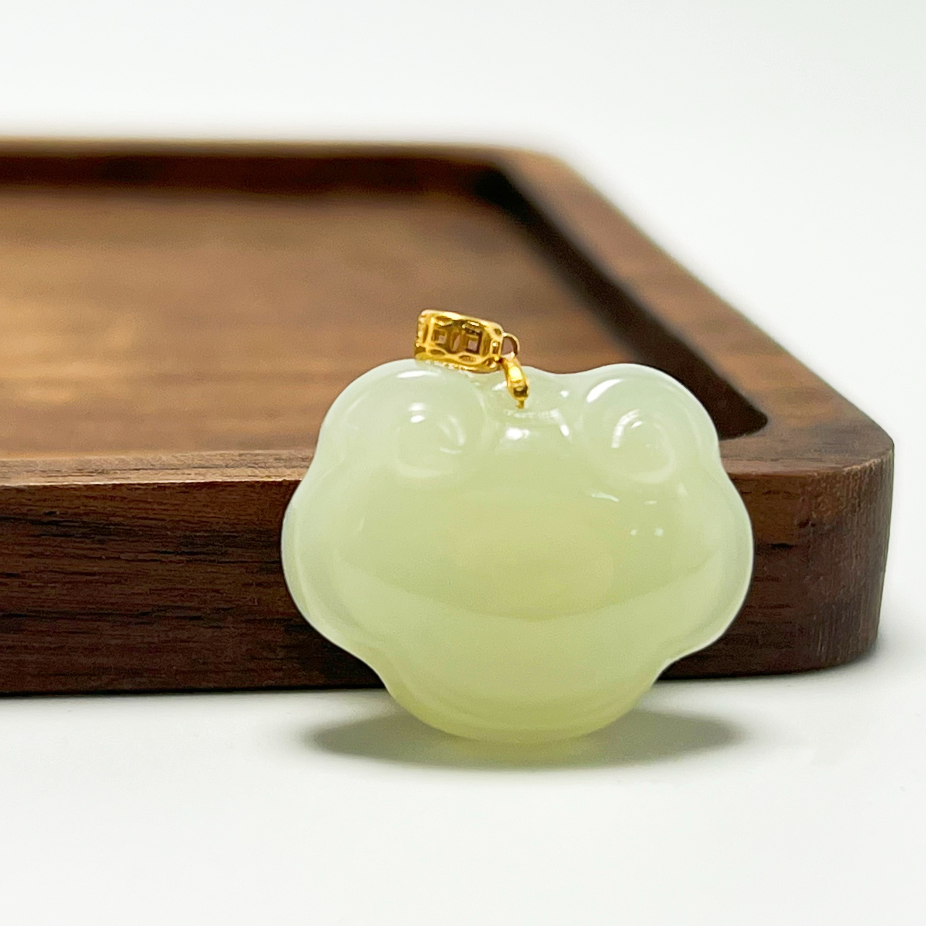 【辉梦】和田玉晴水如意锁18k简镶设计