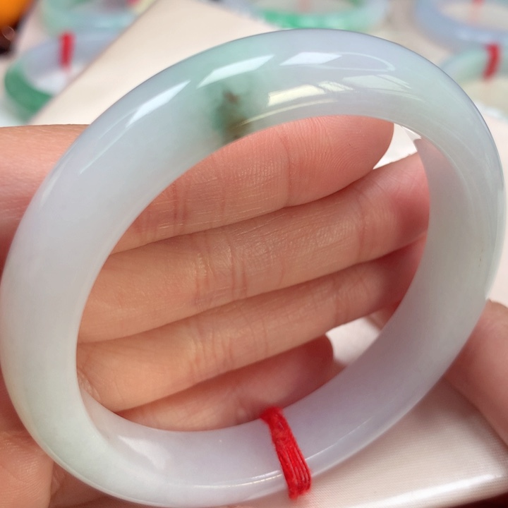 翡翠手镯未镶嵌糯冰飘花