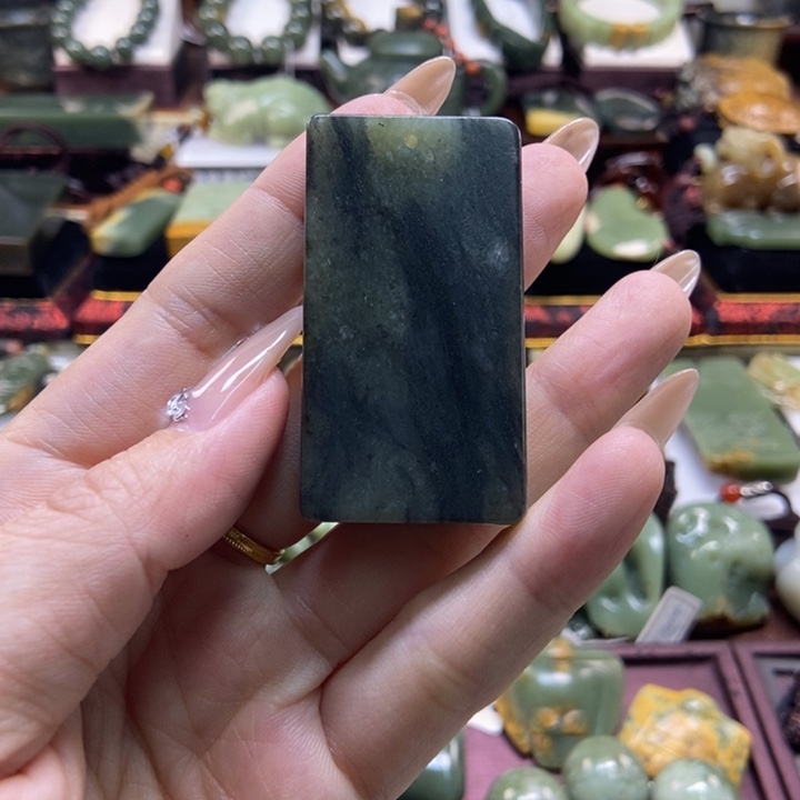 颈饰未镶嵌岫岩老玉（透闪石质玉）