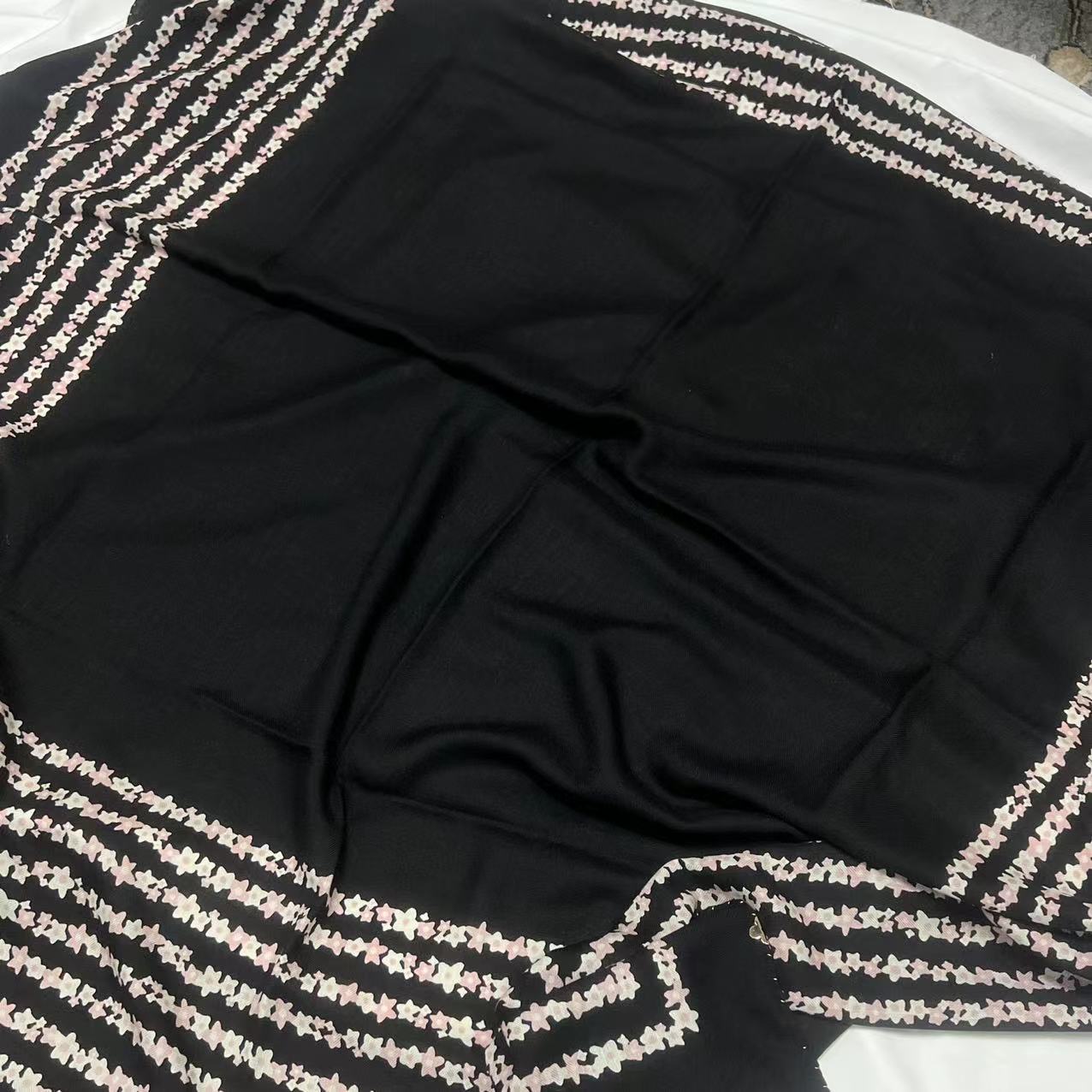 140丝毛方巾-烟粉方格 掐丝135cm丝巾