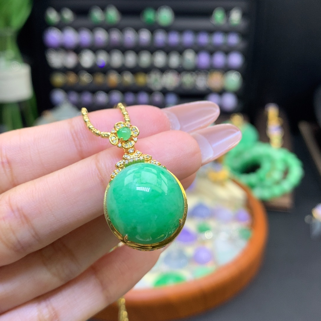 翡翠18K金镶嵌颈饰