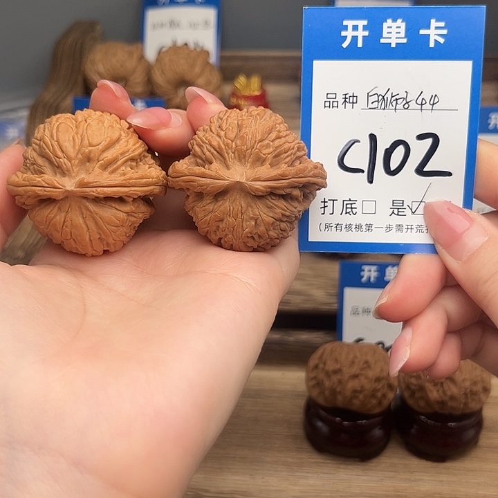 文玩核桃吊坠白狮子44