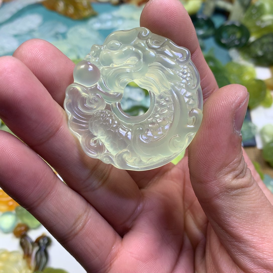 岫玉颈饰未镶嵌龙扣
