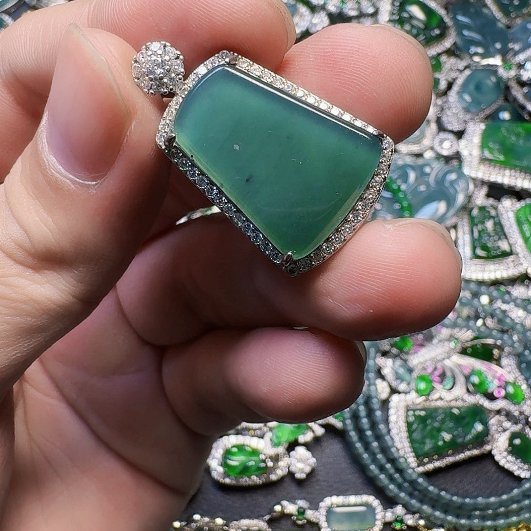 翡翠未镶嵌颈饰天然A货翡翠放漏