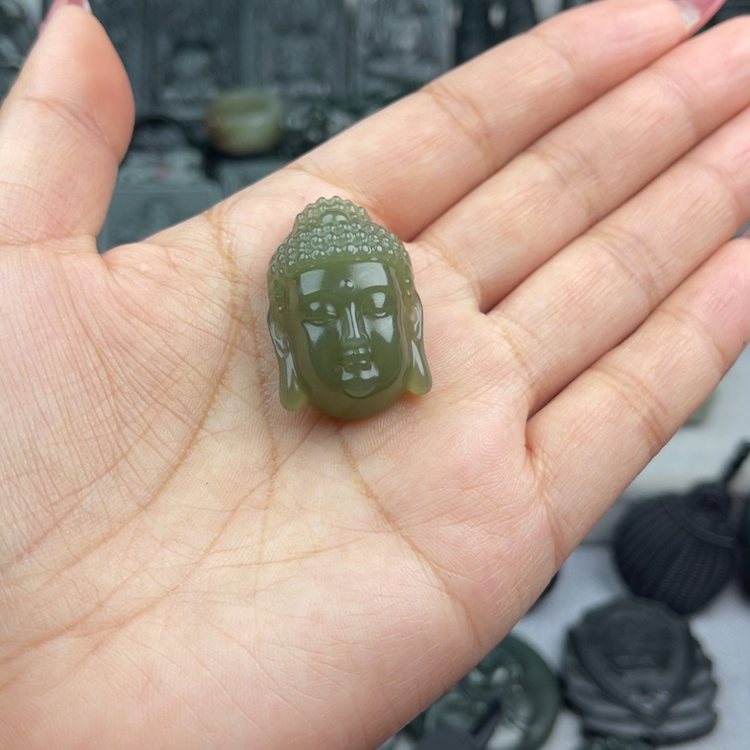 和田玉颈饰未镶嵌半**语