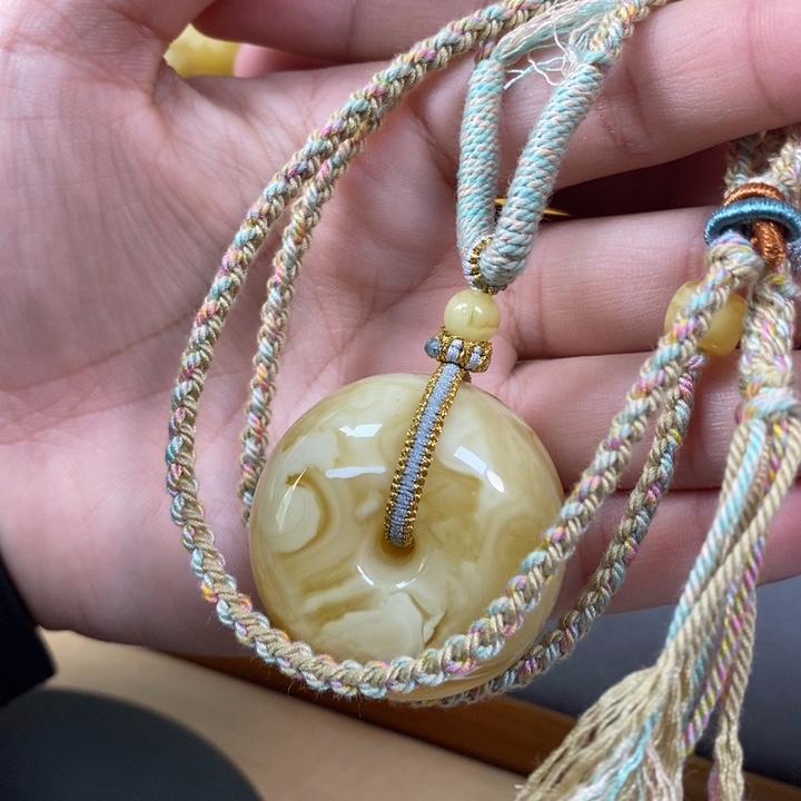 琥珀裸石未镶嵌平安扣