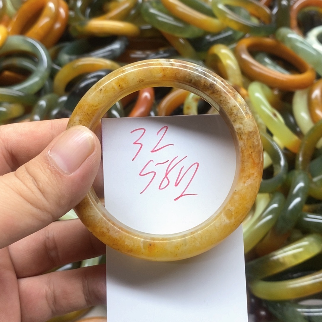 蛇纹石玉未镶嵌手镯