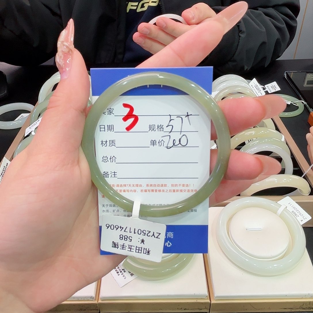 和田玉手镯未镶嵌