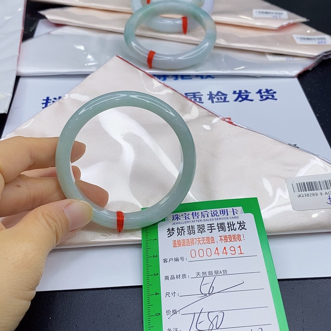 翡翠手镯未镶嵌翡翠手镯