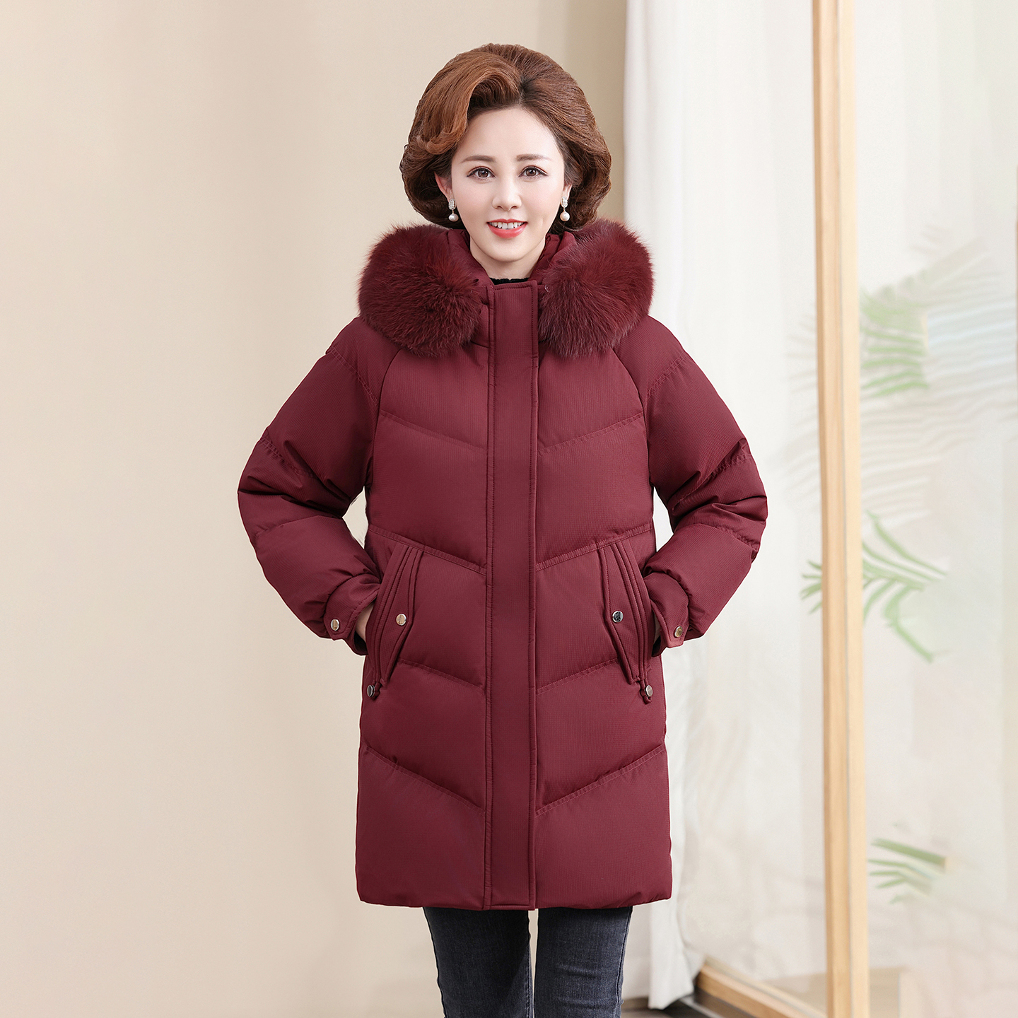 2025冬季新款时尚保暖舒适女士中长款狐狸毛领妈妈装