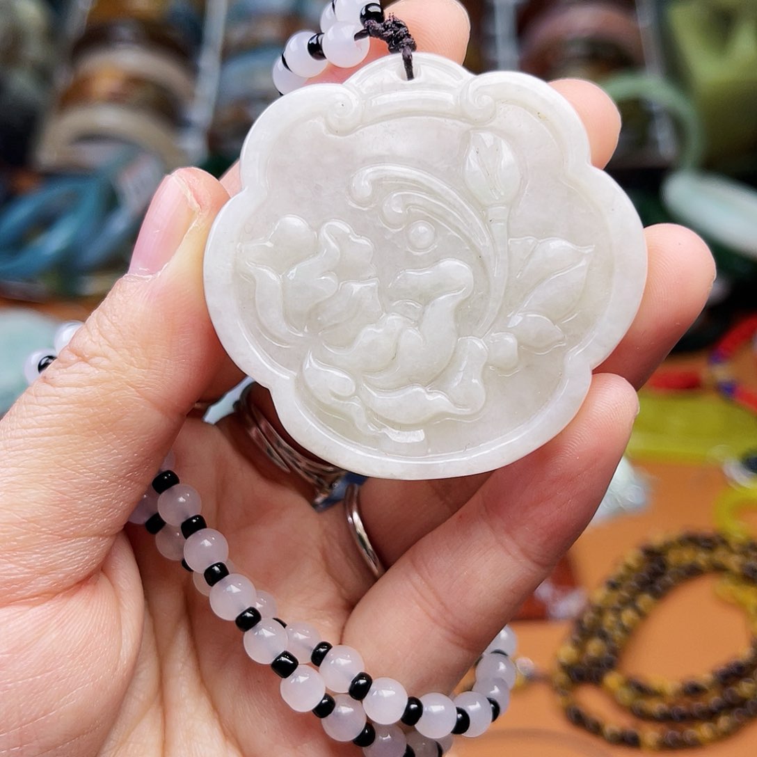 蛇纹石玉颈饰未镶嵌