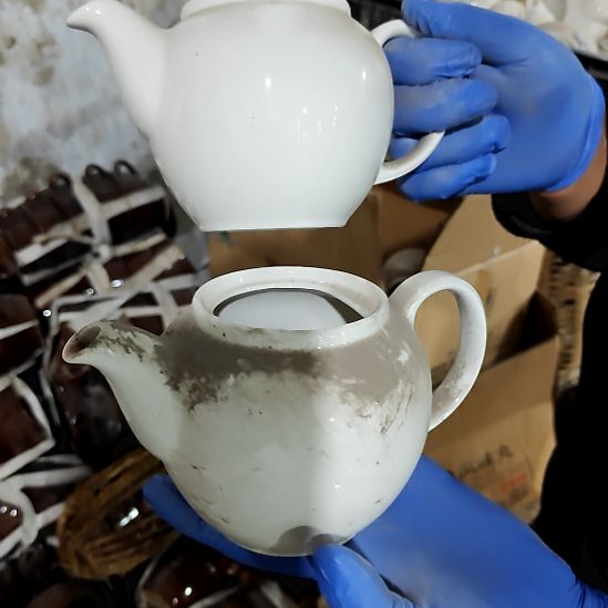 盘子碗茶壶啥都有