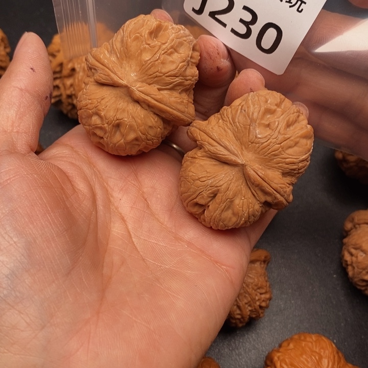 梁***来桃核吊坠J230元宝