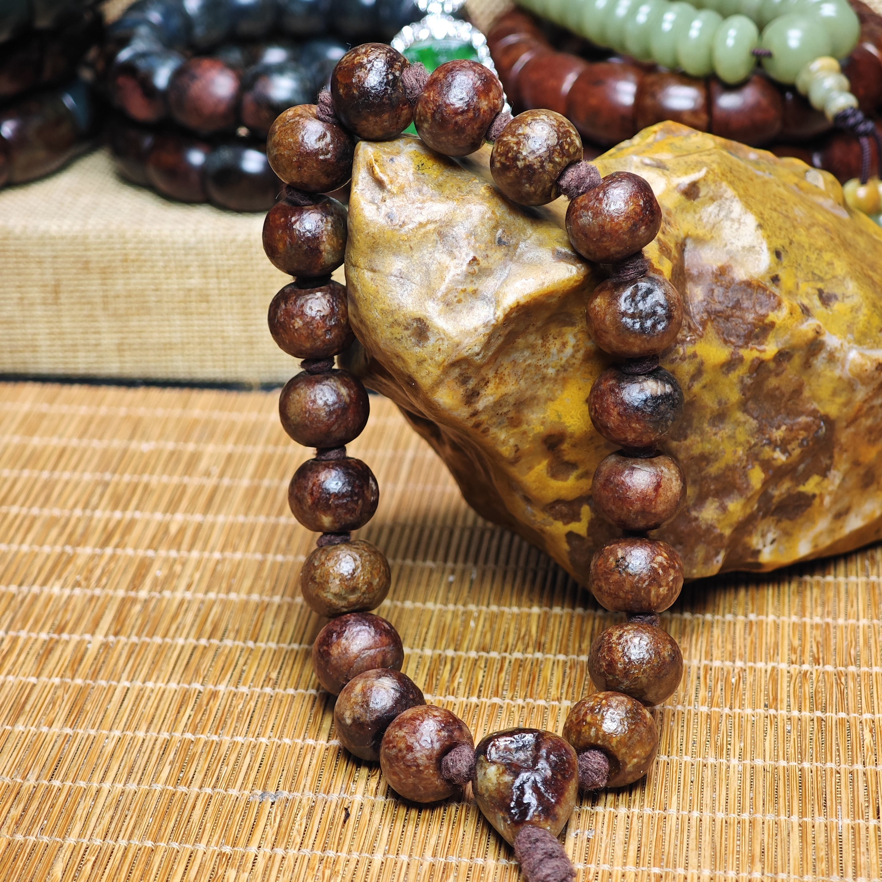 河磨玉黄白火燎皮，玉化料。橘皮纹手持，尺寸15*12MM（出河磨证书）