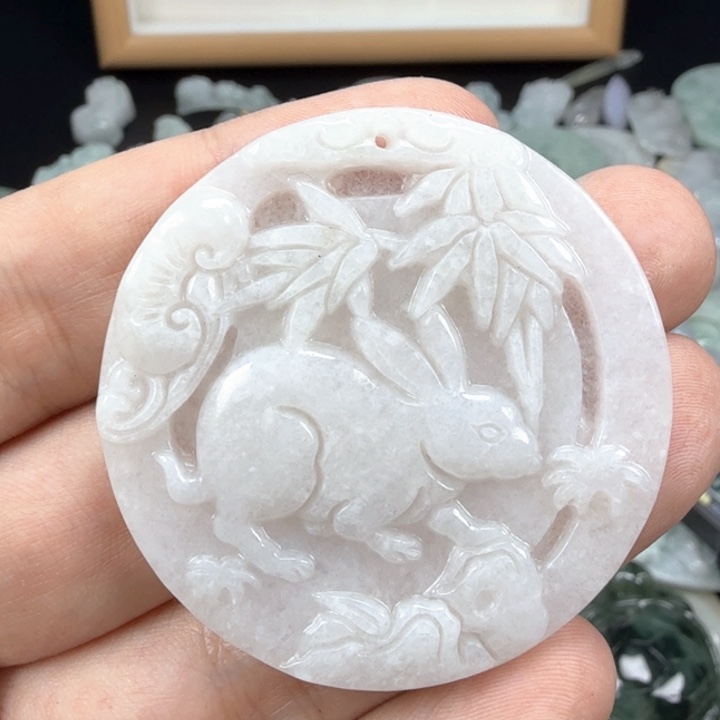 翡翠挂件未镶嵌翡翠