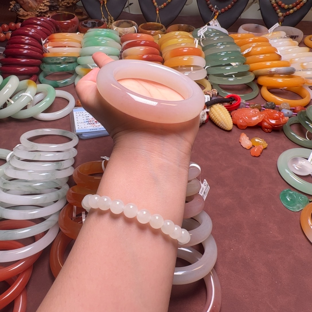 红***豆石英岩玉未镶嵌手镯