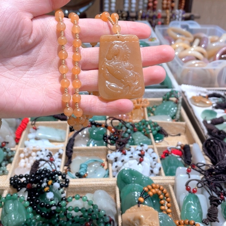 石英质玉未镶嵌颈饰