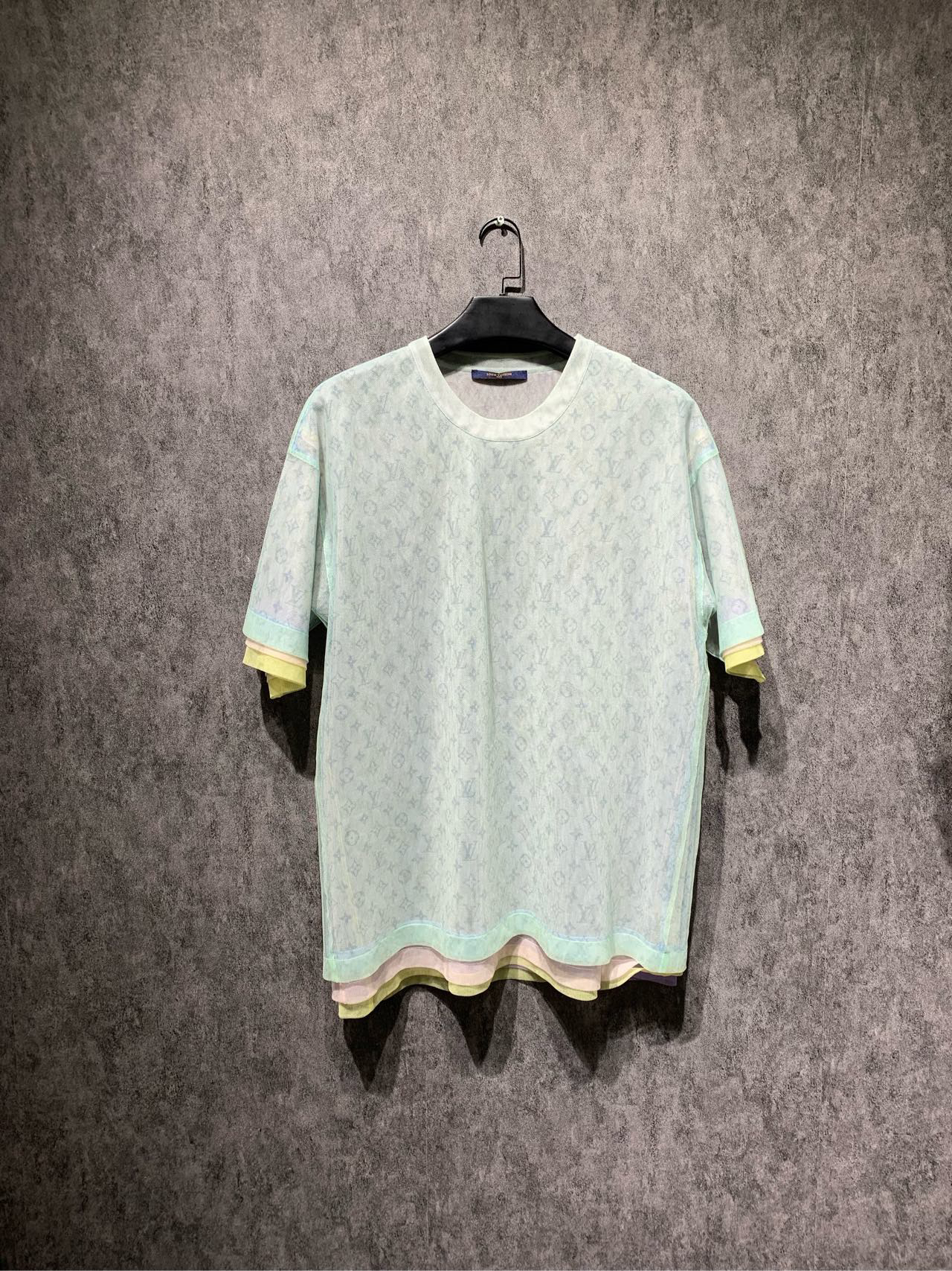 99新  【LV】满logo马卡龙色欧根纱T恤/L码Y8734441 