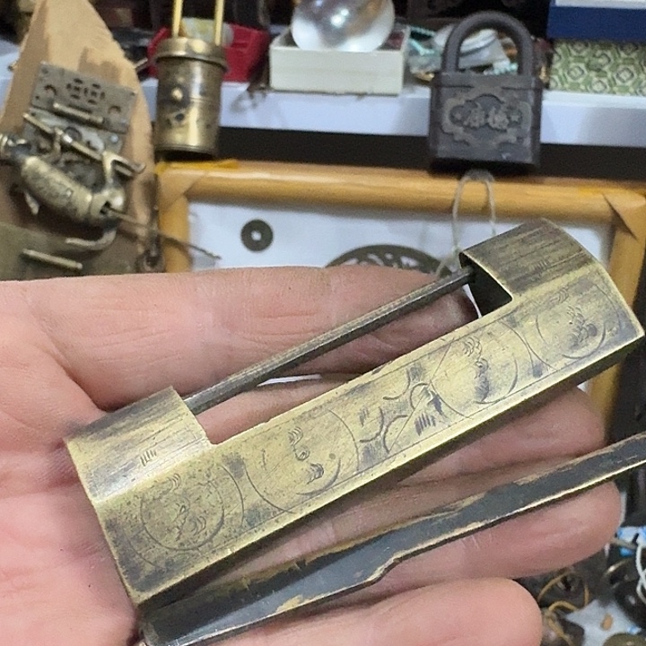 K***G锁好的盖子打开盖盖子的一