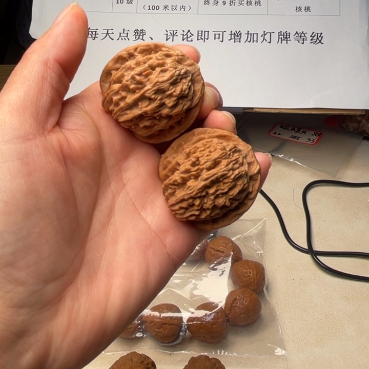 文玩核桃吊坠四座楼，有黄尖
