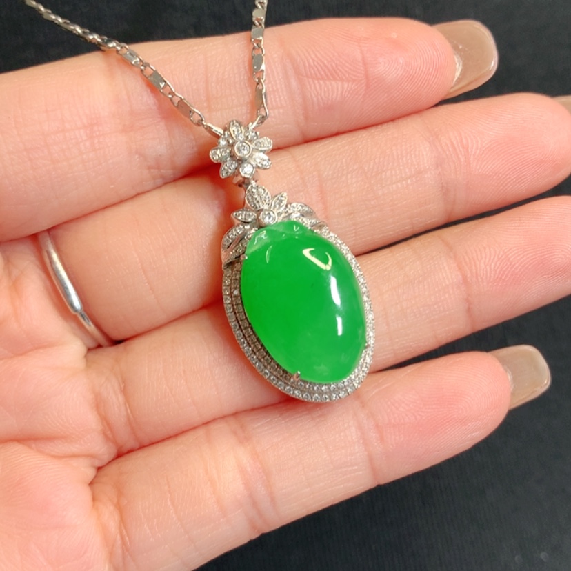 【闪购商品】颈饰18K金镶嵌翡翠寿桃