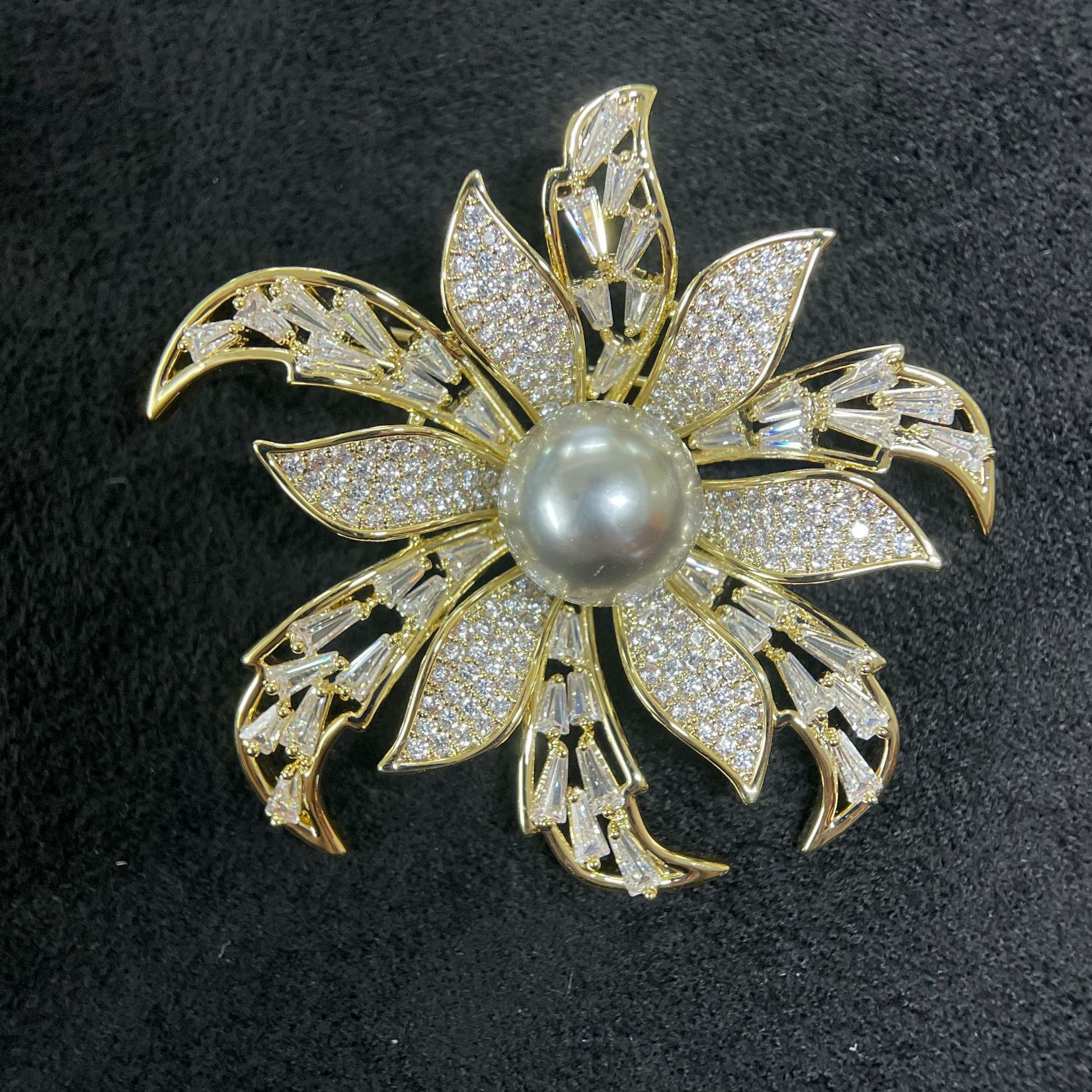 铜合金锆石胸针 羽毛爪镶锆石铜合金胸针    轻奢百搭