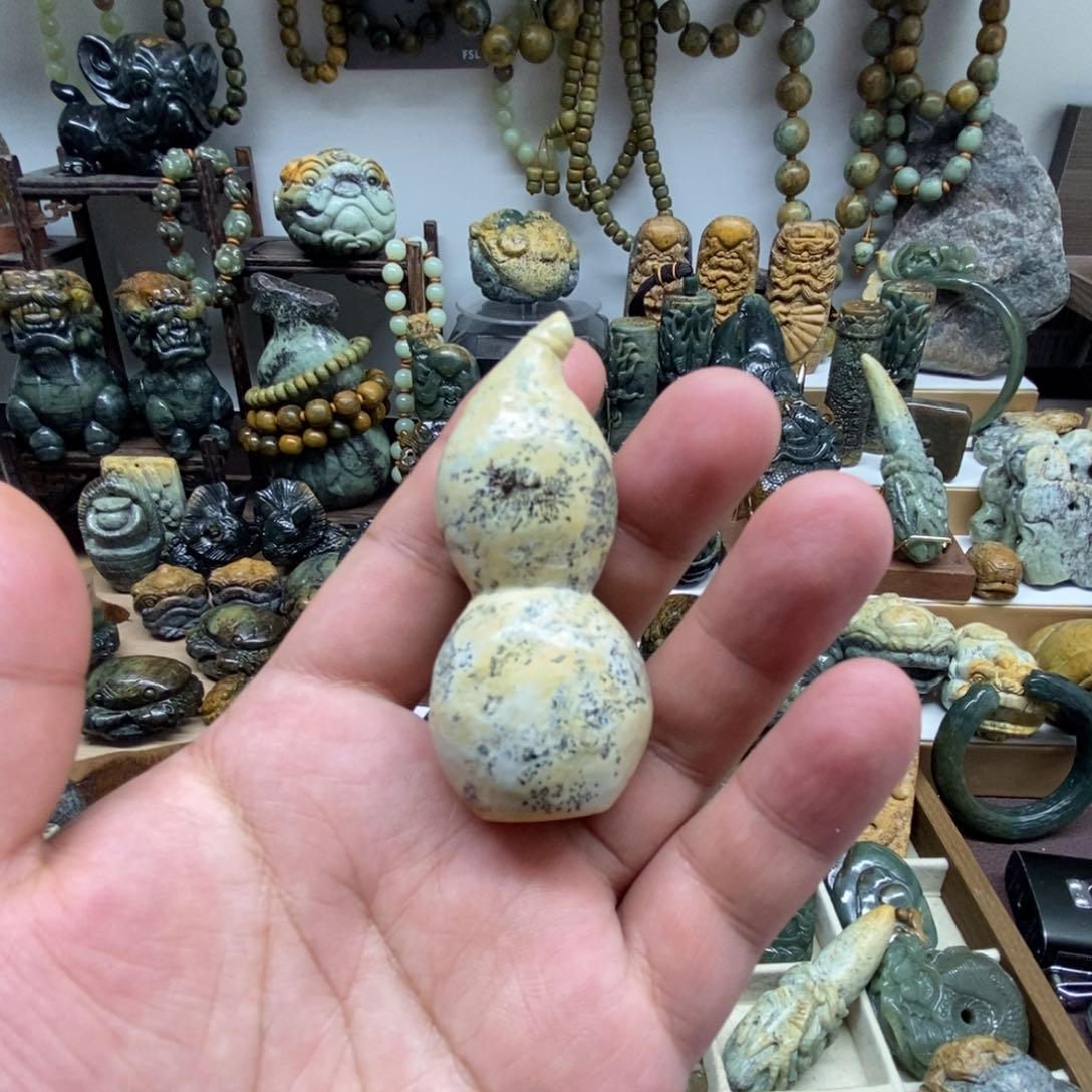 未镶嵌岫岩河磨玉（透闪石质玉）把件