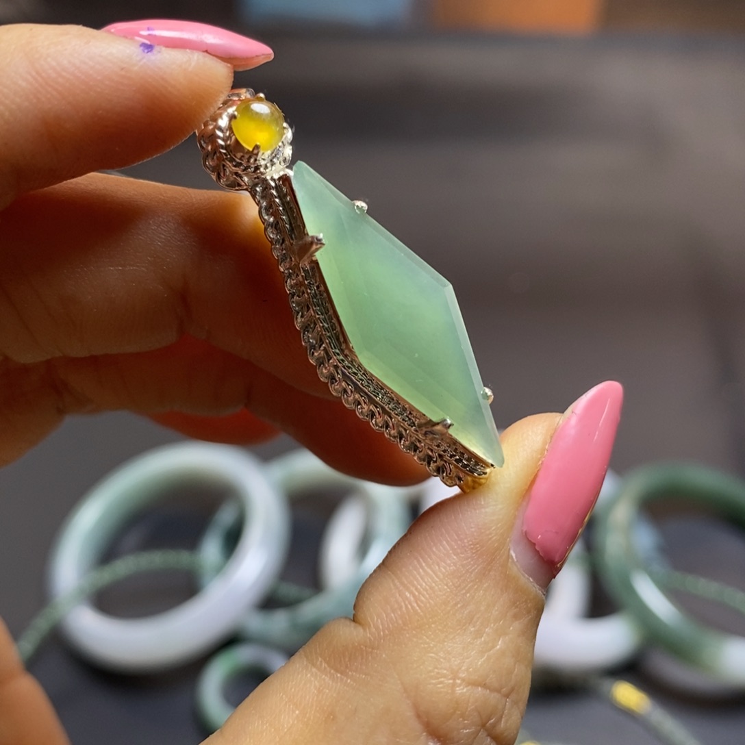 定制翡翠未镶嵌挂件